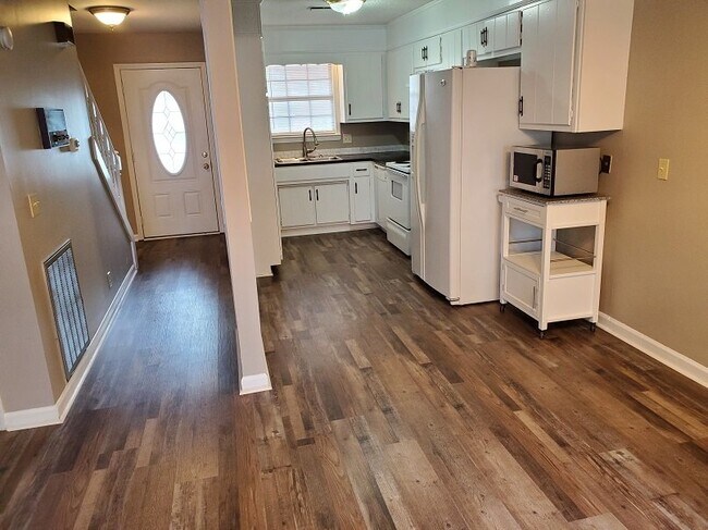 Photo - Spacious 3BR/2.5BA Townhouse in The Maples...