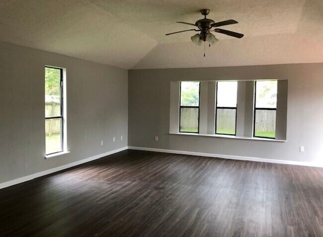 Building Photo - 1235 Elaine Dr