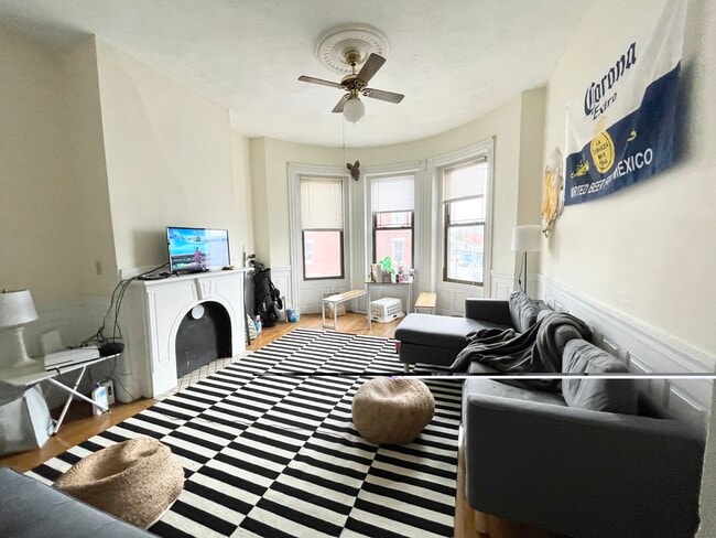 Building Photo - 1451 Tremont St Unit 2R