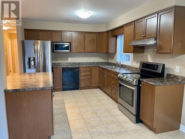 Photo - 979 Crosscreek Ct