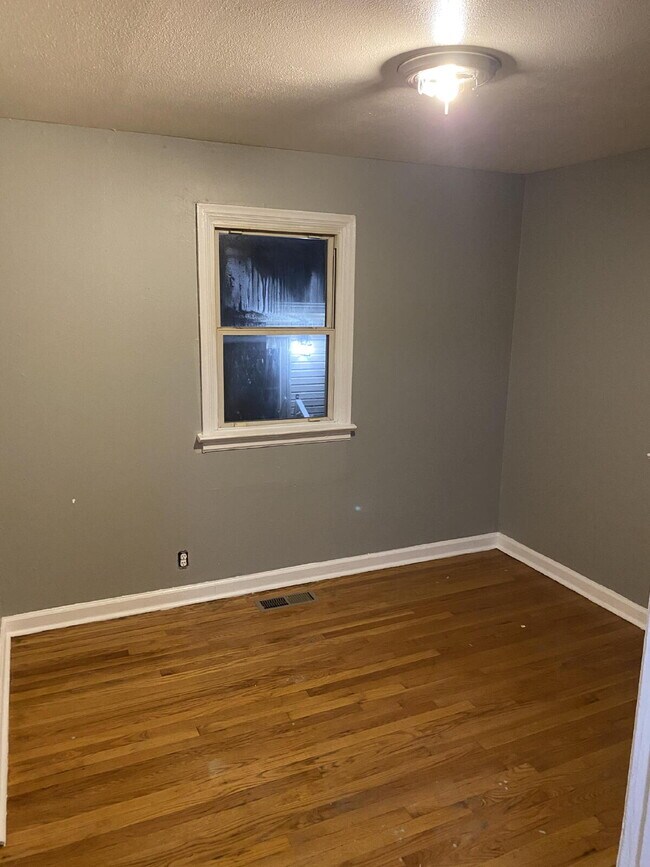 Photo - Charming 3 Bed, 1 Bath Bungalow in Berkley - Section 8 Preferred