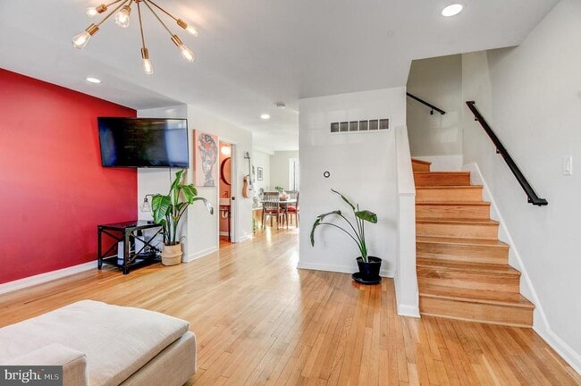 Photo - 1371 Adams St NE