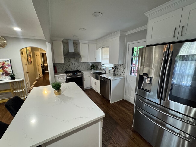 Building Photo - Room in House on Patricia Dr