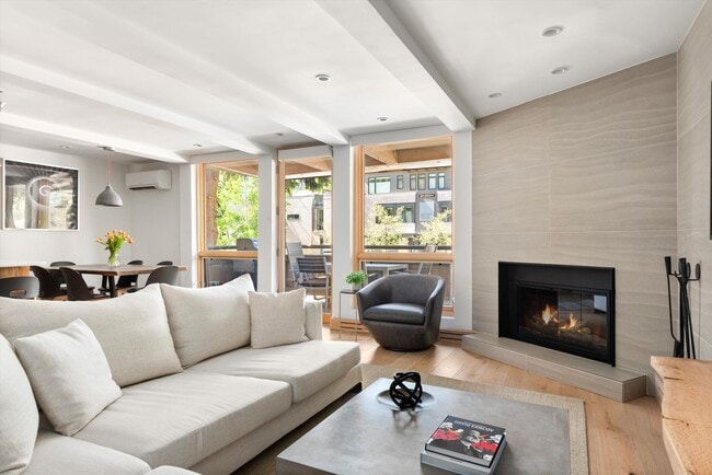 Building Photo - 600 E Main St Unit 205