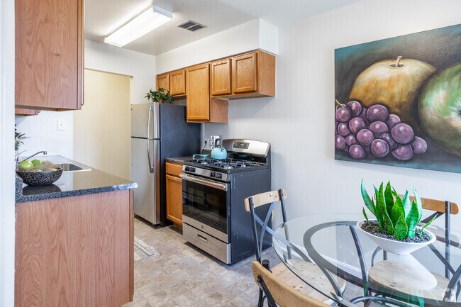 1BR, 1BA - 637SF