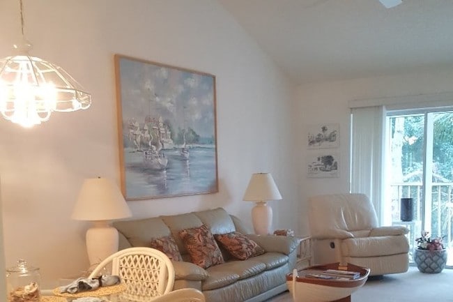 Living Room - 3021 Sandpiper Bay Cir Unit E302
