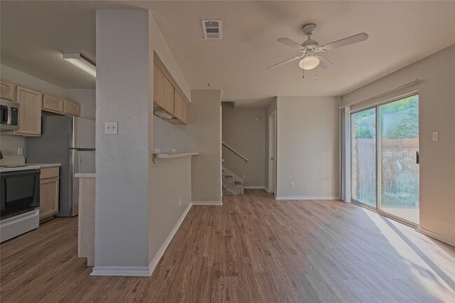 Photo - 2211 Creekside Ln