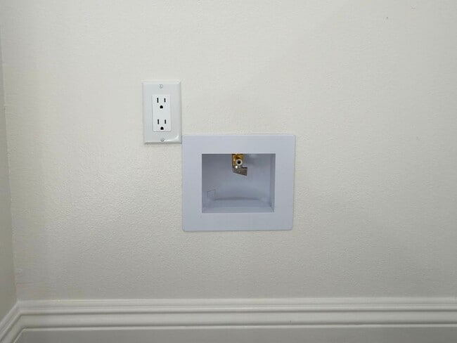 Photo - 5970 Locust Ave