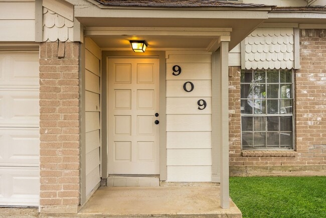 Photo - 909 Littleport Ln