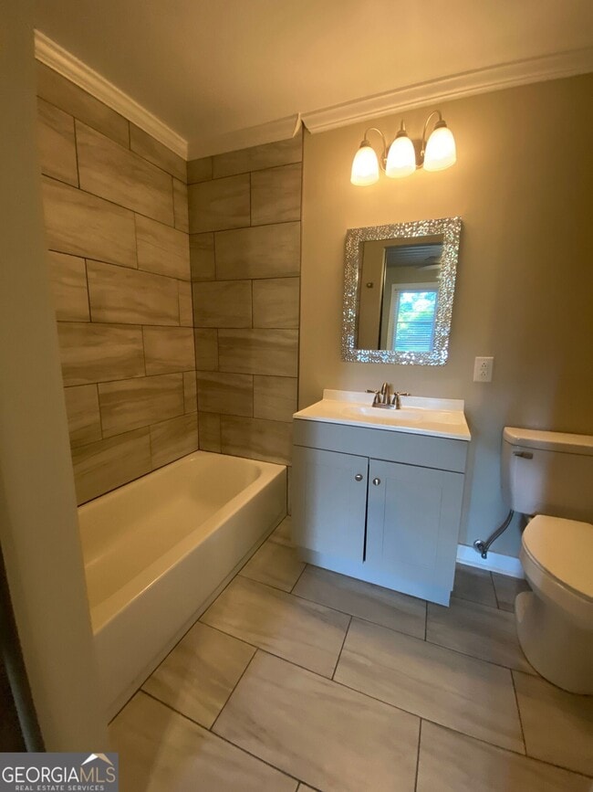 Building Photo - 323 The Plaza Unit 3