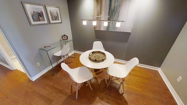 Photo - 104-270 Wellington St W Unit FL1-ID1030972P