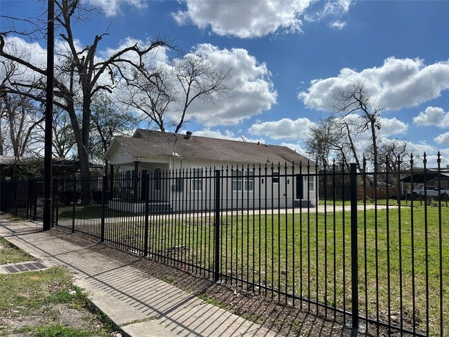 Photo - 1148 Panama St