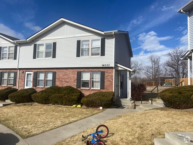 Building Photo - Townhome in North Aurora