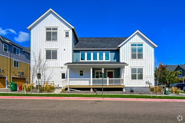 Building Photo - 3 Bedroom Townhome in Englewood