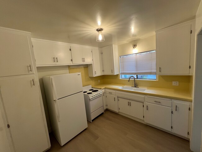 Kitchen - 2504 Drake St Apartment Unit 2504