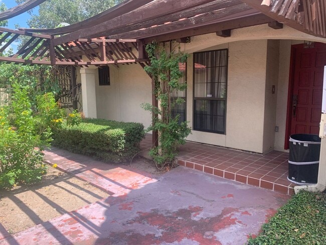 Building Photo - *COMING SOON!* 2 Bedroom Garden Style Villa Home In A Prime Location – Near Shopping & Dining!