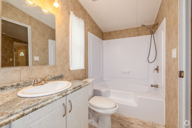 3BR, 2BA - 1000SF - Primary Bathroom