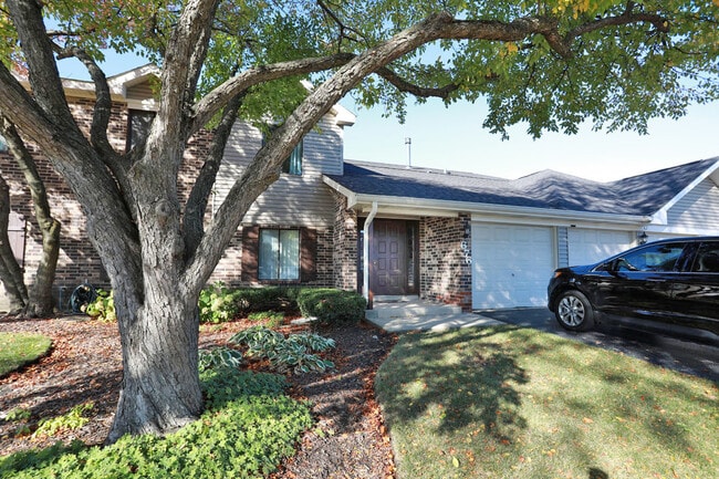 Building Photo - 676 Cross Creek Dr N Unit B2