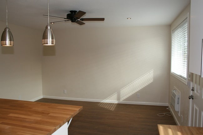 Photo - 2527 Elm Ave Unidad B