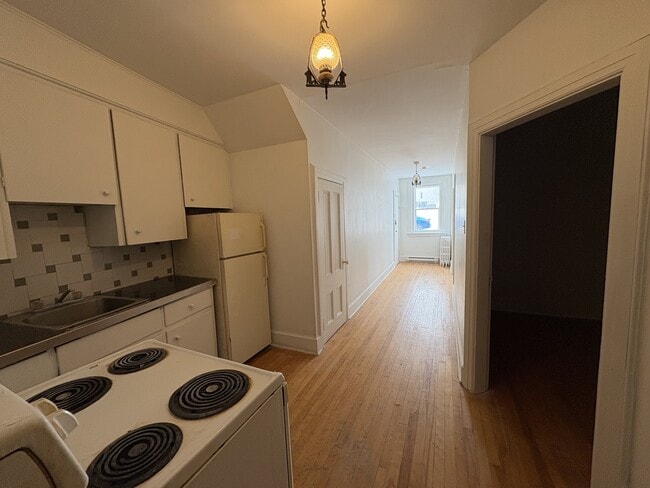 Building Photo - 325 Main St Unit 1