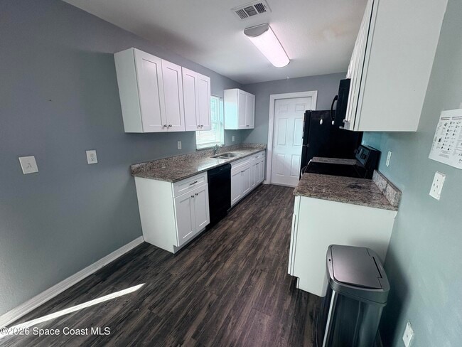 Photo - 830 Hartley Ave SW