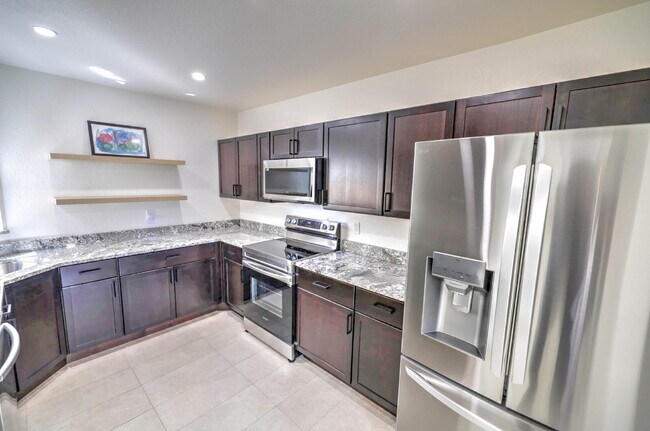 Photo - "Charming 2-Bed, 2-Bath Townhouse Retreat in Tucson – Spacious 1176 Sq Ft Living!"