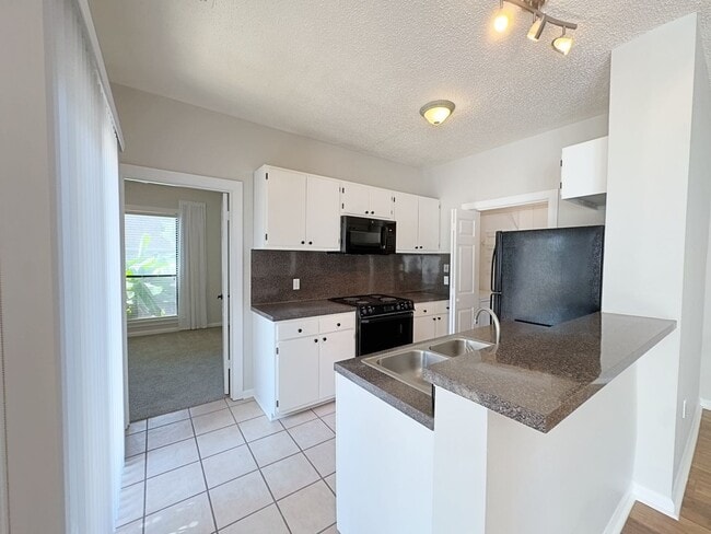 Building Photo - Welcome to this charming 2-bedroom, 2-bath... Rental