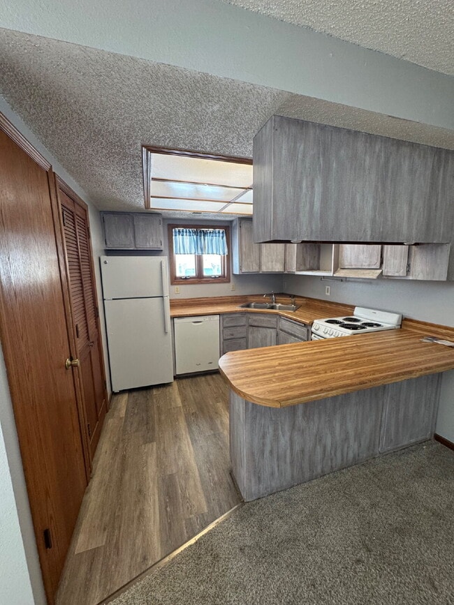 Photo - "Charming 2-Bedroom Retreat with Ample Space in Wichita's Serene South Willo-Esque Court!"