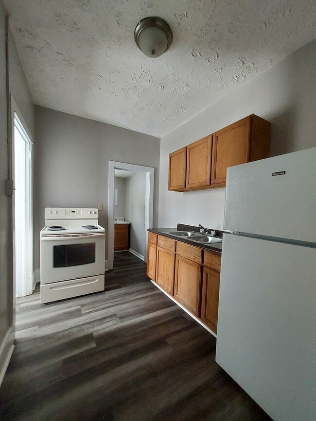 Building Photo - 242 W Main St