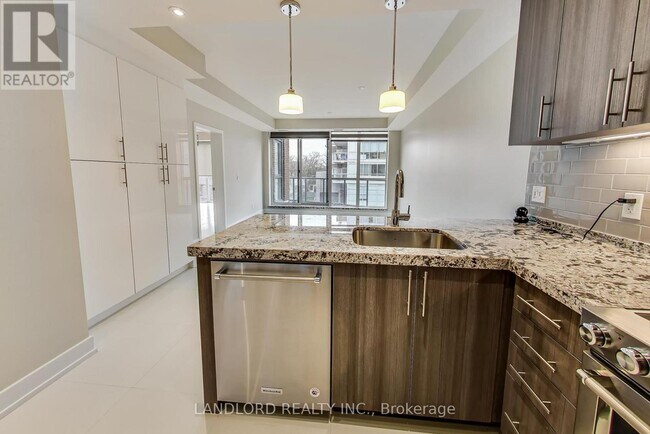 Photo - 2A Queensbury Ave Unité 304