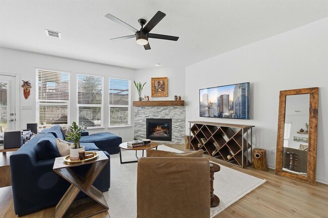 Photo - 209 Zamora Xing