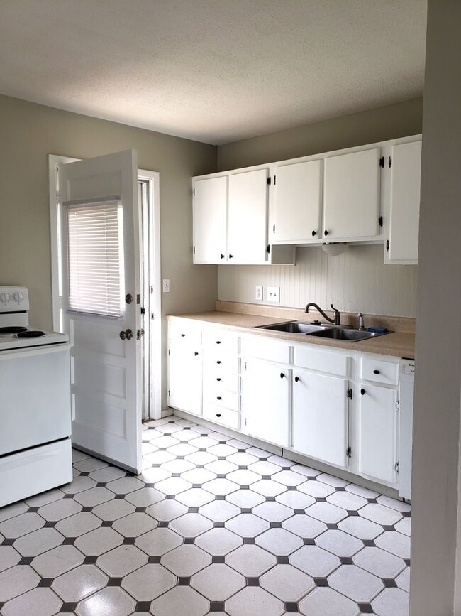 Photo - Beautiful 4 Bedroom 2 Bathroom Home