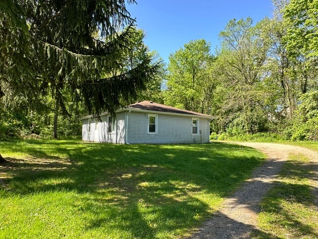 Cozy Ranch Style Home- Spring Arbor - Cozy Ranch Style Home- Spring Arbor