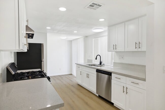 Coventry Square Apartments