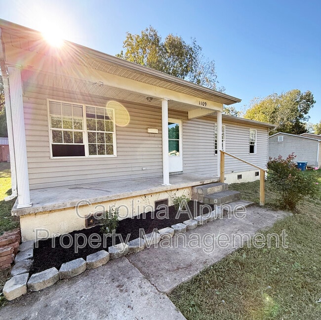 Photo - 1109 Crosby St