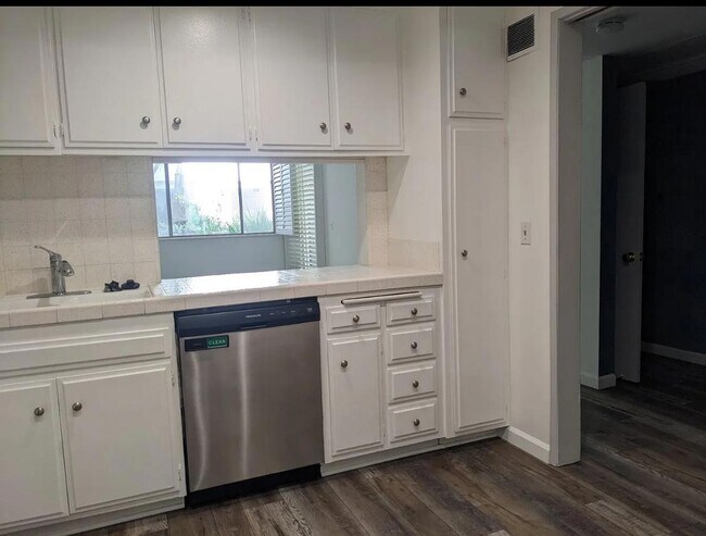 Photo - READY TO  MOVE IN!!