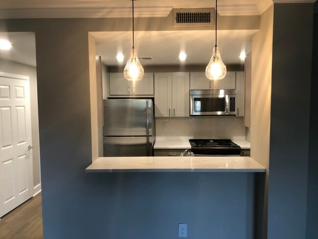 Building Photo - 7 Harcourt St Unit 30