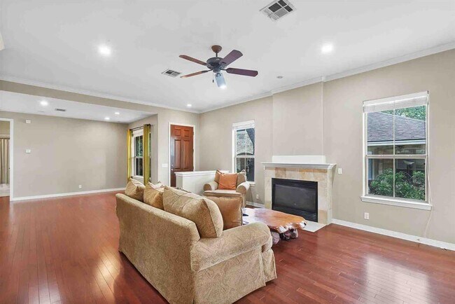 Photo - 5800 Courtyard Dr Unit 2