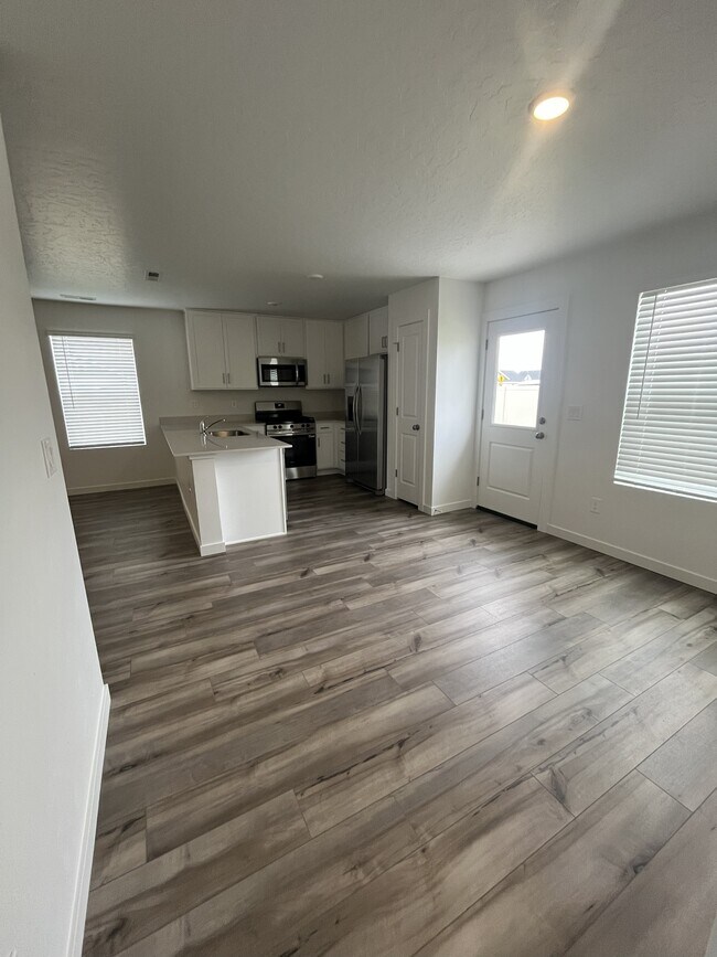 Photo - 329 Persian Ave