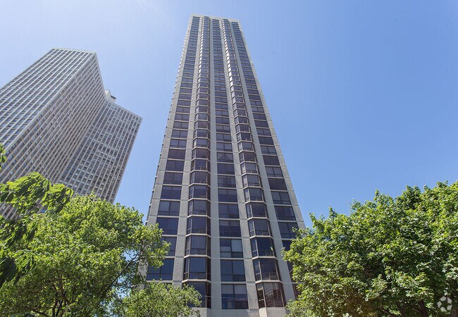 Building Photo - 2650 N Lakeview Ave Rental