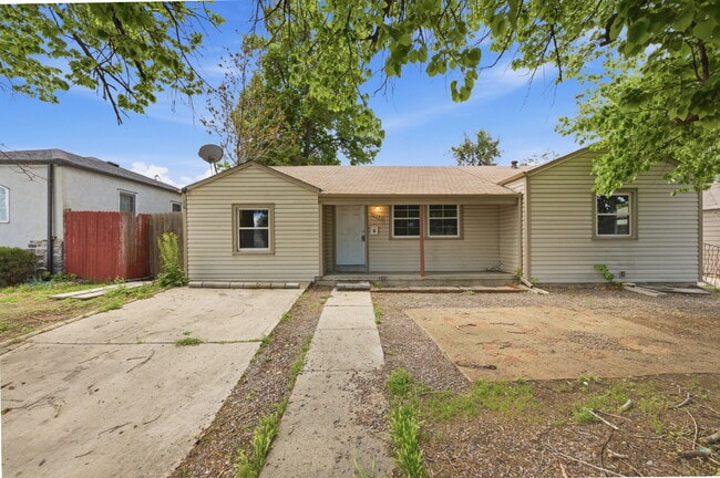 Building Photo - Four Bedroom Home In Aurora - ready ASAP. Brand New Paint Top to Bottom, with updated flooring!