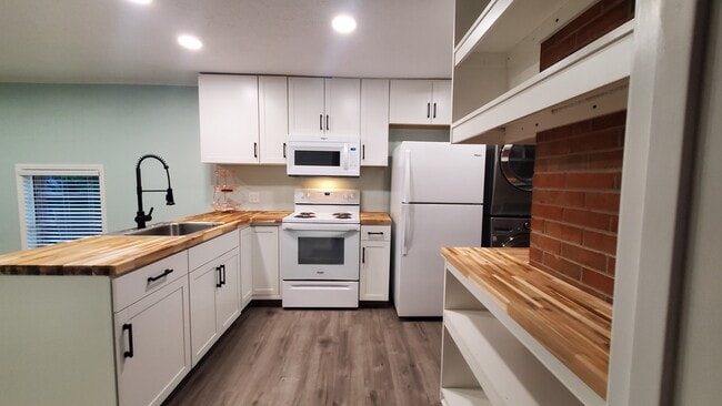 Building Photo - 2412 Jacqueline Cir Unit Efficiency Apartment