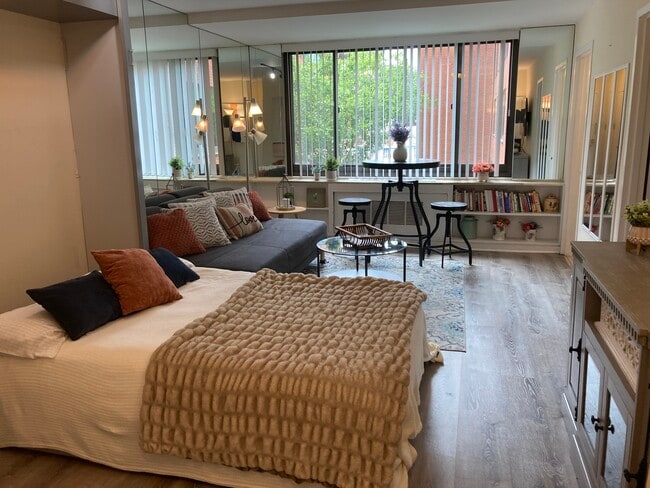 Building Photo - 1021 Arlington Blvd Unit 436