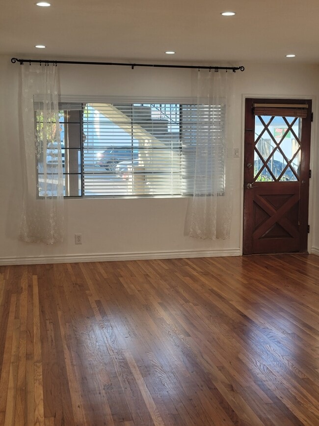 Building Photo - 4386 Bakman Ave Unit 4386 Rental