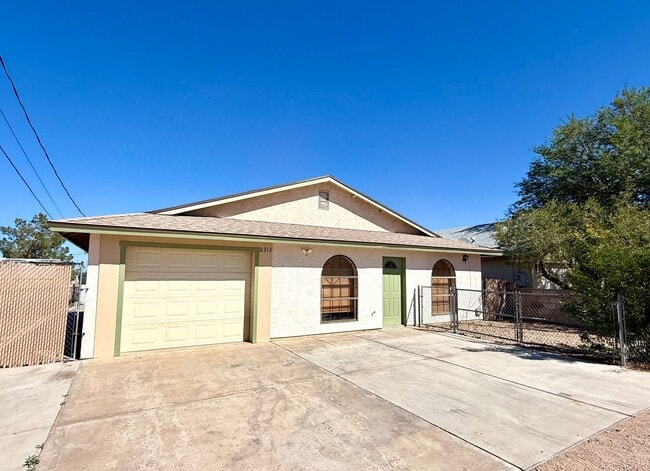 Photo - Cute 3 Bedroom 2 Bathroom House in Hualapa...