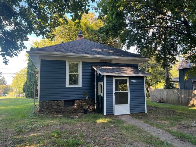 Building Photo - Two Bedroom One Bathroom Available in Batt... Rental