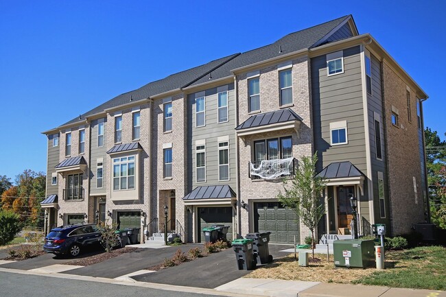 Beautiful Light-Filled Avinity Townhome - Beautiful Light-Filled Avinity Townhome