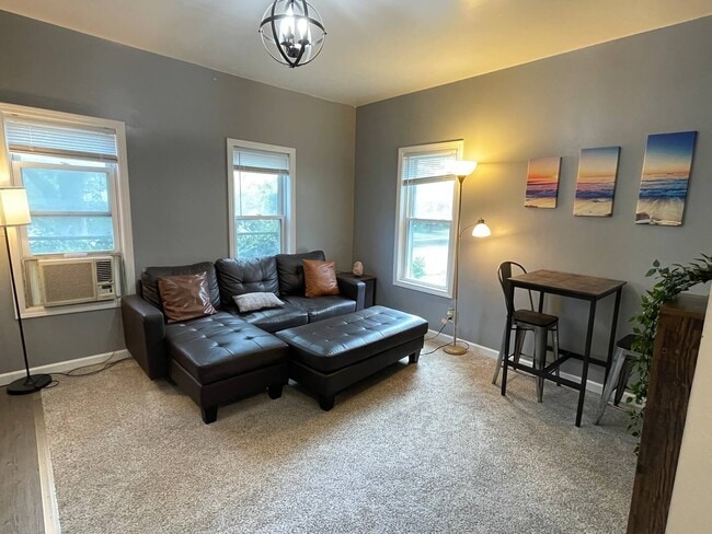 Building Photo - 608 W Clinton St Rental