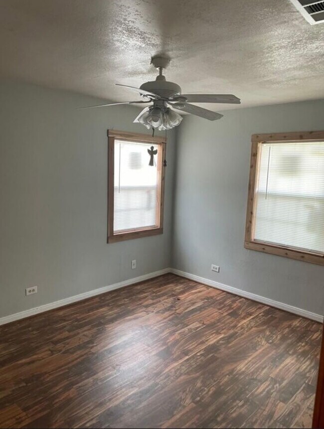 Photo - 141 W Dickson Ave