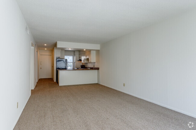 2BR, 1BA - 825 SF